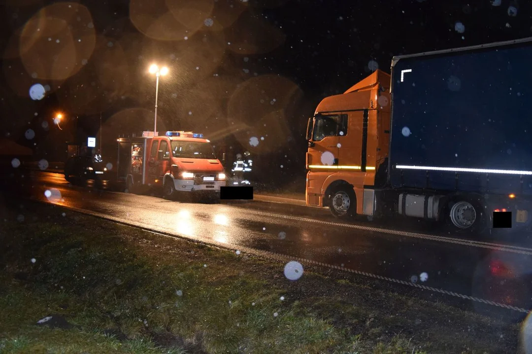 Tragedia na drodze w gminie Zelów. Mężczyzna wszedł wprost pod TIR-a - Zdjęcie główne