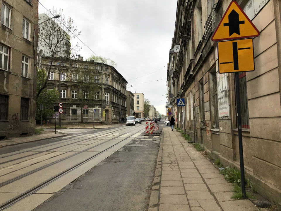 Zapadnięta jezdnia na ul. Franciszkańskiej w Łodzi