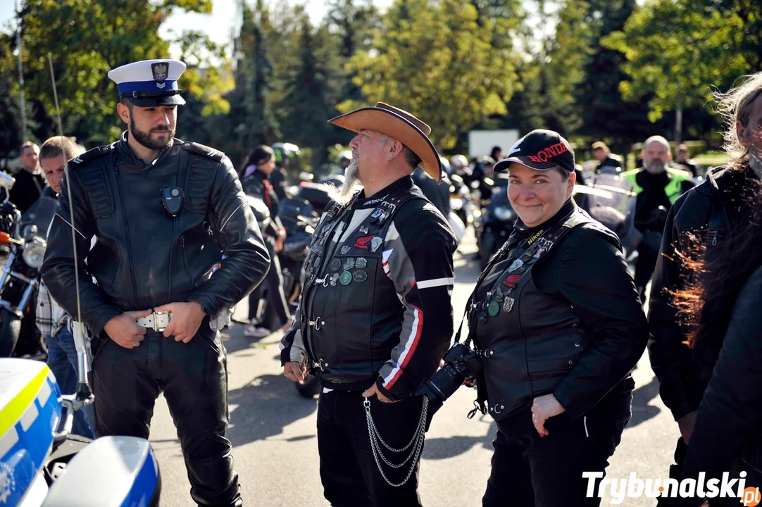 Zakończenie sezonu motocyklowego 2023. Wielki zlot motocykli i starych aut w Piotrkowie ZDJĘCIA - Zdjęcie główne