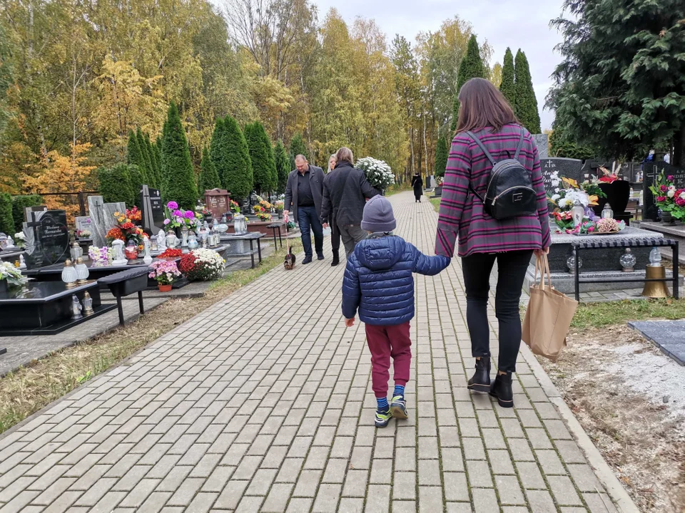 Dzień Wszystkich Świętych na cmentarzu komunalnym w Zgierzu