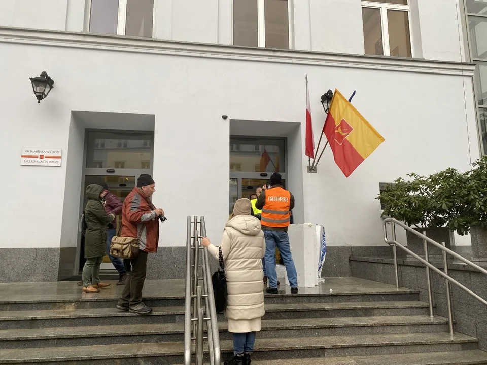 W odpowiedni na przedłużający się remont ul. Aleksandrowskiej radny z Aleksandrowa Łódzkiego postanowił zamurować wejście do magistratu