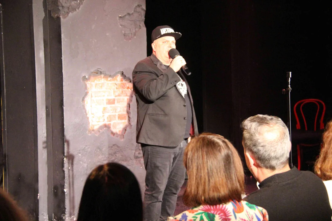Krzysztof Skiba ze swoim stand upem w Teatrze Komedii Impro w Łodzi. Było ostro i bez cenzury! [ZDJĘCIA] - Zdjęcie główne