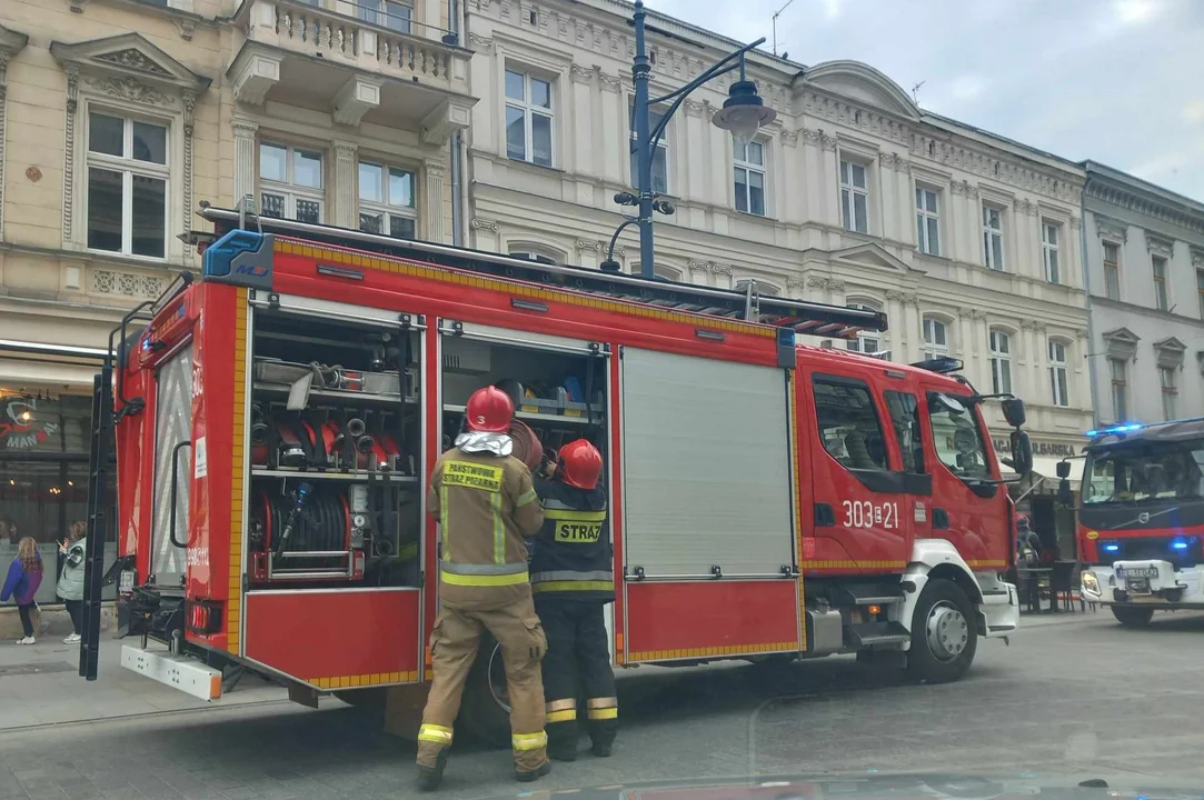 Ogień w restauracji na Piotrkowskiej w Łodzi. Ogłoszono ewakuację, na miejscu straż pożarna - Zdjęcie główne