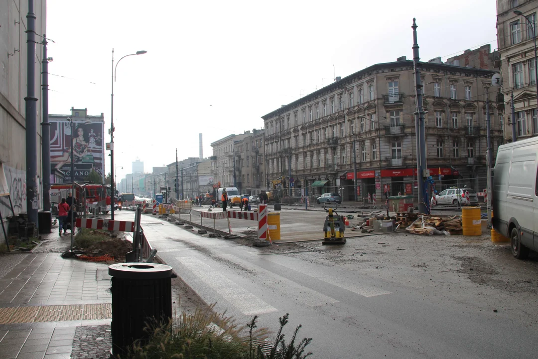 Trwa łączenie nowego torowiska ze starym przy ul.Legionów w Łodzi