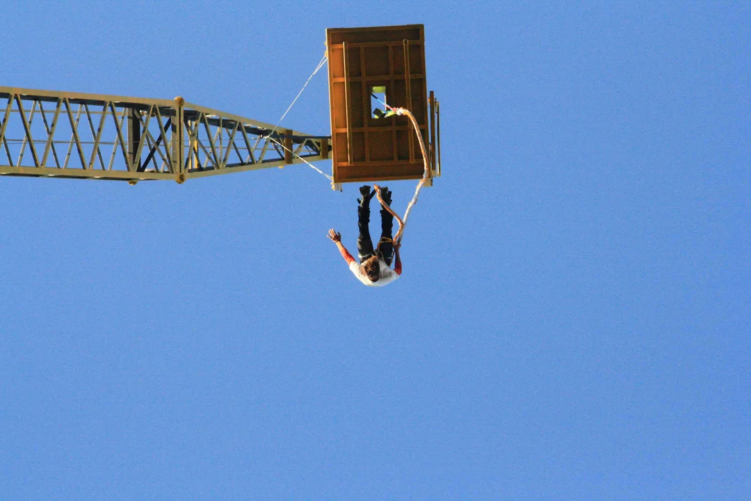Ekstremalna atrakcja przy Atlas Arenie. 60-metrowy dźwig służy do skoków na bungee! [ZDJĘCIA] - Zdjęcie główne