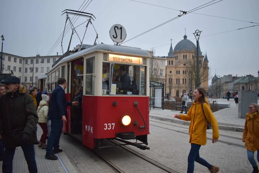 Wesoły tramwaj zajechał na plac Wolności. MPK Łódź uruchomiło specjalną linię [ZDJĘCIA] - Zdjęcie główne