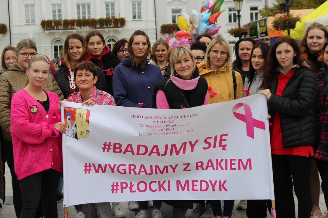 Różowy marsz ulicami Płocka. Kobiety zachęcały do badania piersi [ZDJĘCIA] - Zdjęcie główne