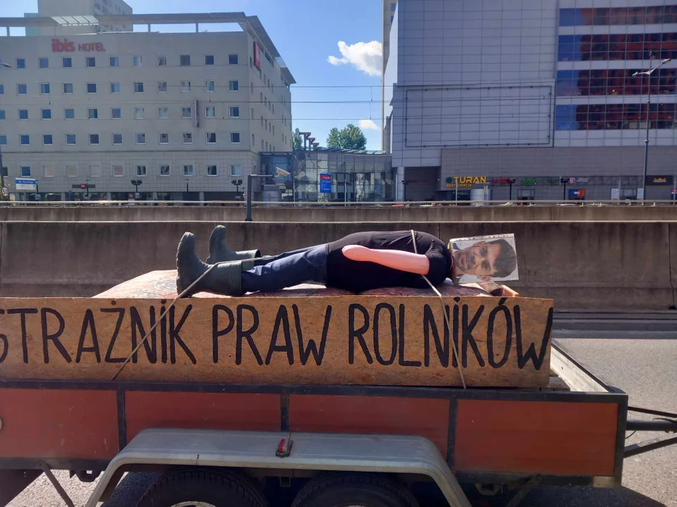 Rolnicy strajkują pod Urzędem Marszałkowskim w Łodzi