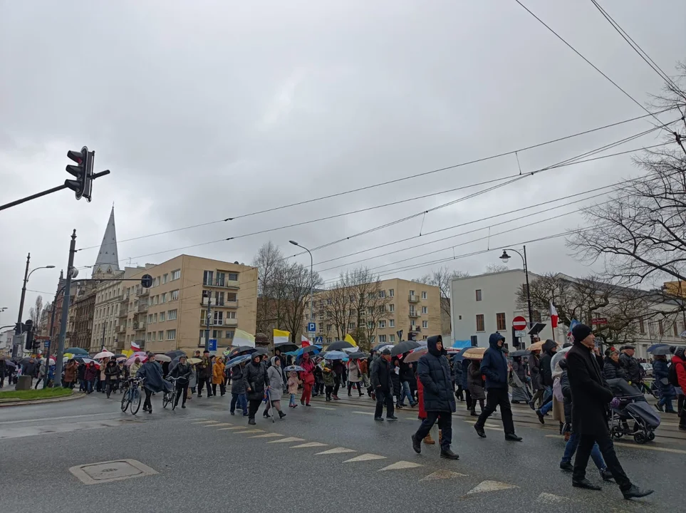 Marsz papieski w Łodzi. Setki łodzian ruszyło ulicami miasta [zdjęcia]