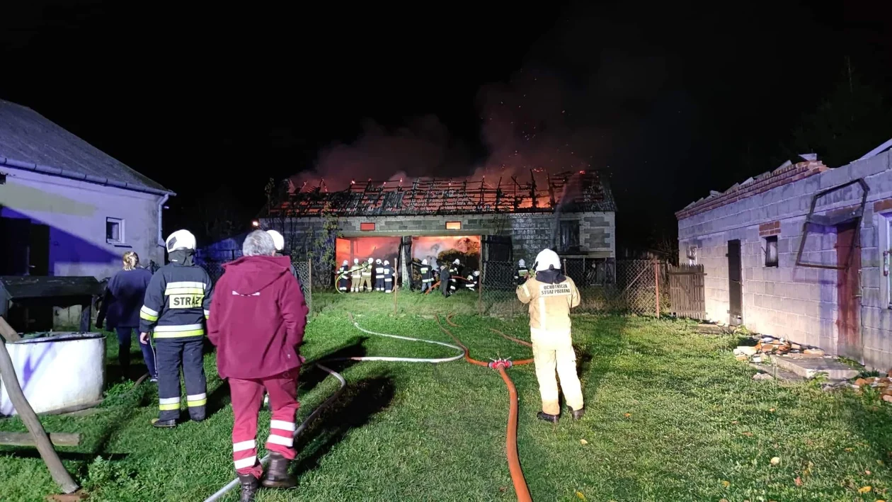 Pożar stodoły w miejscowości Osmólsk Górny. W akcji liczne siły straży pożarnej