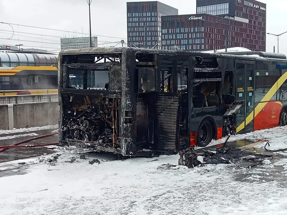 Autobus stanął w płomieniach na Fabrycznym. Wiemy jaka była przyczyna pożaru - Zdjęcie główne