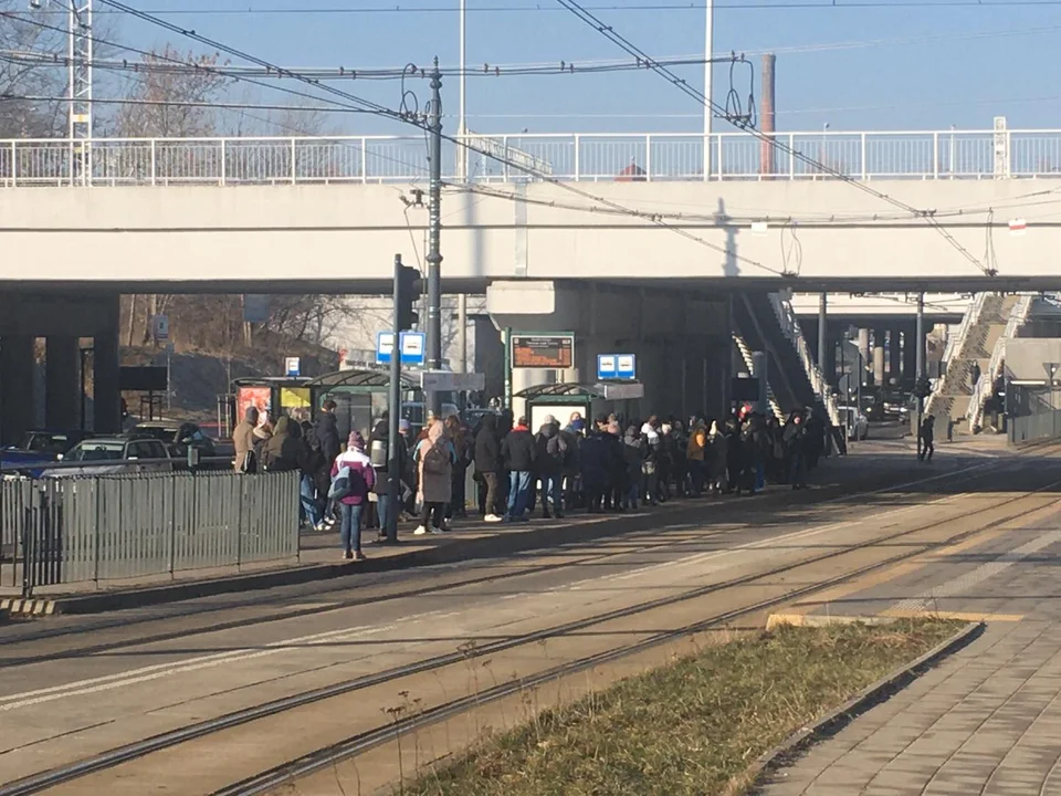 Od samego rana występują problemy z zanikiem napięcia. Tramwaje MPK Łódź jeżdza objazdami, występują utrudnienia.