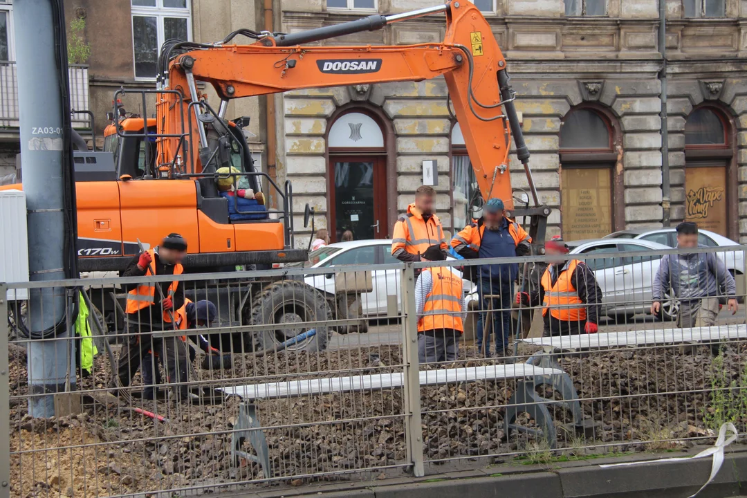 Trwa łączenie nowego torowiska ze starym przy ul.Legionów w Łodzi