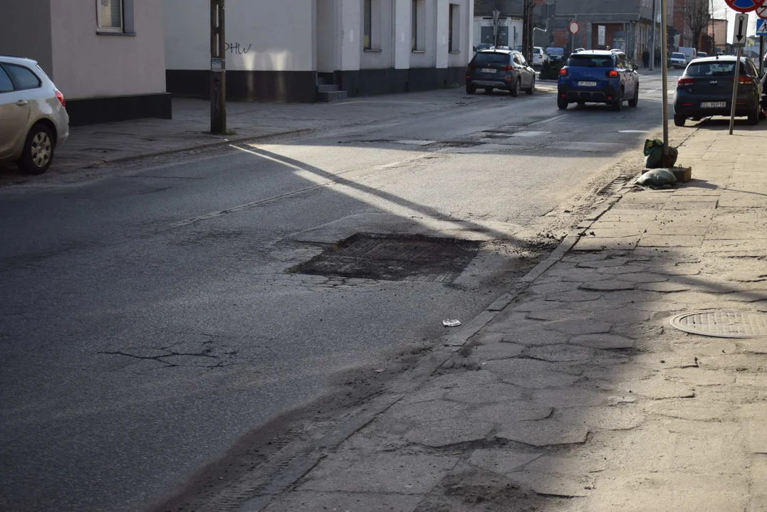 Ulica Dąbrowskiego w Zgierzu pełna dziur. Kierowcy jeżdżą slalomem [ZDJĘICA] - Zdjęcie główne