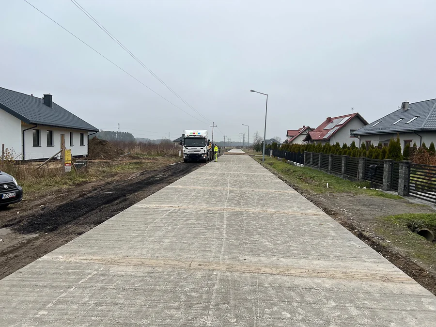 Budują betonową drogę w Kałdunach