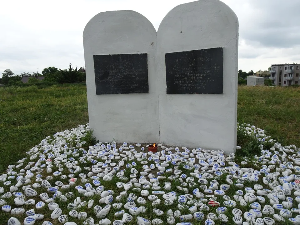 Położyli "Kamienie Pamięci". W ten sposób uczcili ofiary pochowane na żydowskim cmentarzu - Zdjęcie główne