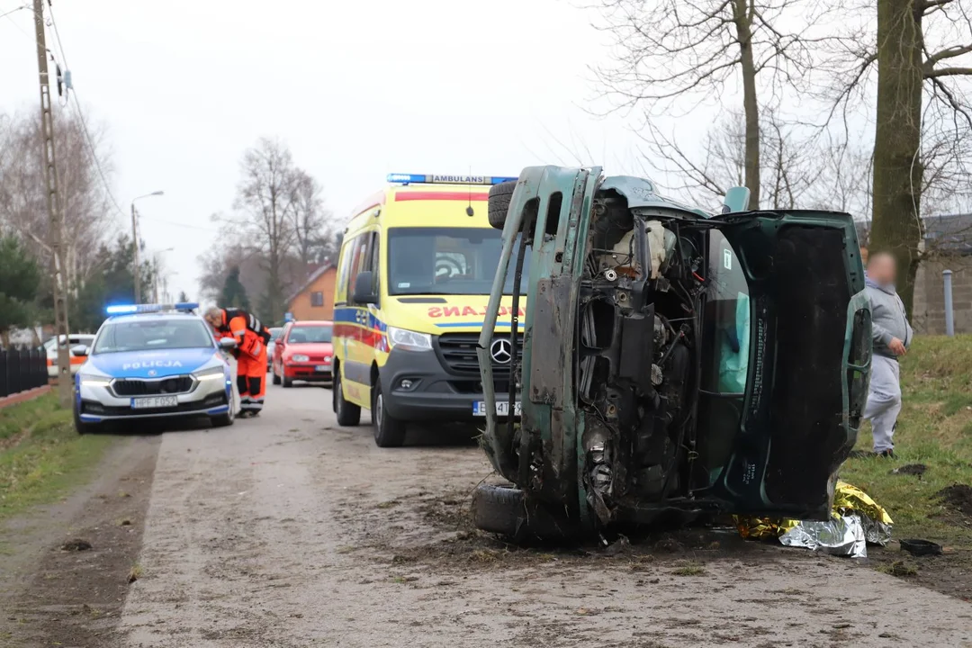 Wypadek z udziałem osobowego BMW pod Dąbrowicami