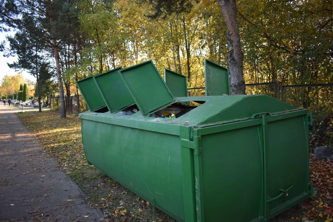 Śmieci na cmentarzach w Zgierzu