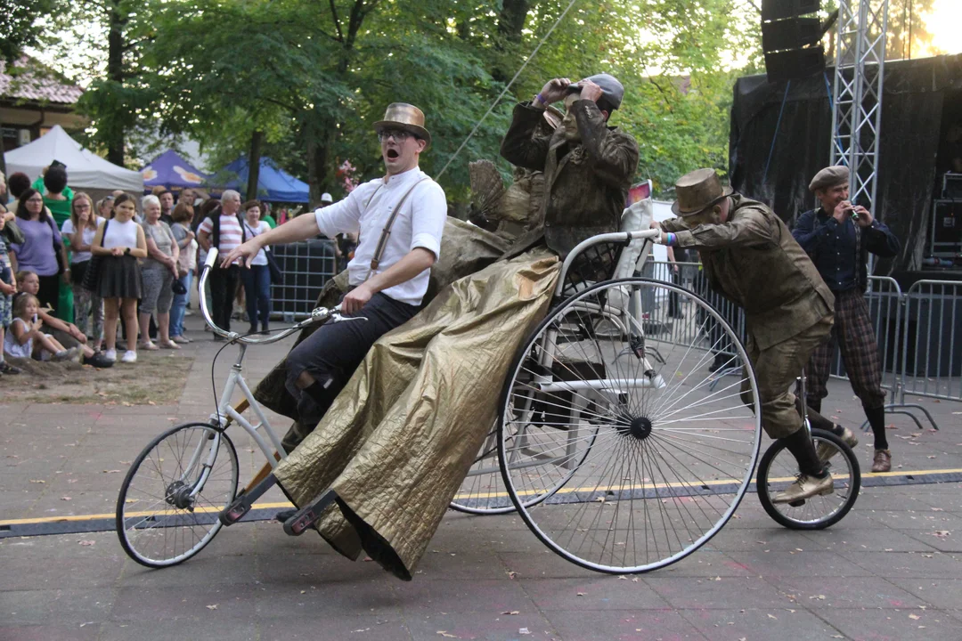 Festiwal Sztuk Różnych w Aleksandrowie Łódzkim. Niesamowity pokaz jazdy na bicyklach [zdjęcia] - Zdjęcie główne