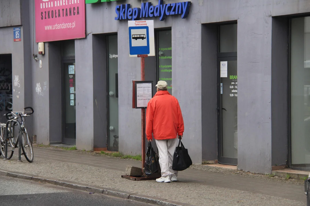 Trwa łączenie nowego torowiska ze starym przy ul.Legionów w Łodzi