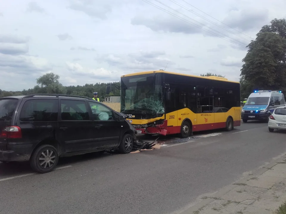 28-latek bez prawa jazdy uderzył czołowo w autobus MPK Łódź. Jak do tego doszło? [ZDJĘCIA] - Zdjęcie główne