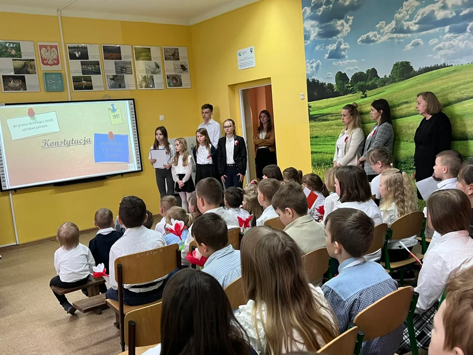 Uczniowie Szkoły Podstawowej we Wroczynach uczcili Konstytucję 3 Maja [ZDJĘCIA] - Zdjęcie główne