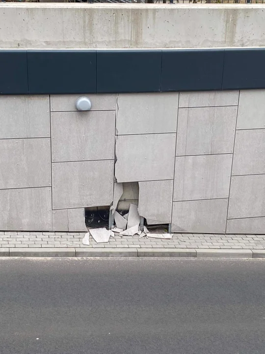 Uszkodzona ściana na wjeździe do tunelu ul. Hasa w Łodzi