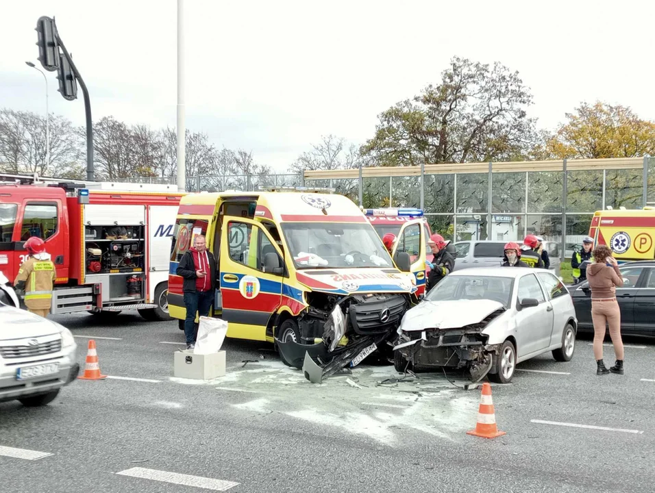 Zderzenie karetki i auta osobowego w Łodzi. W ambulansie był przewożony noworodek! [ZDJĘCIA] - Zdjęcie główne