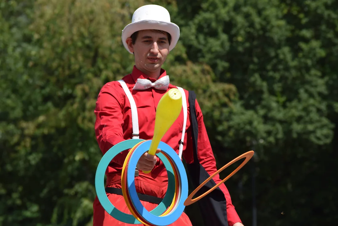 Żonglerka, akrobacje i szczudła – cyrkowe atrakcje w parku na Zdrowiu [zdjęcia] - Zdjęcie główne