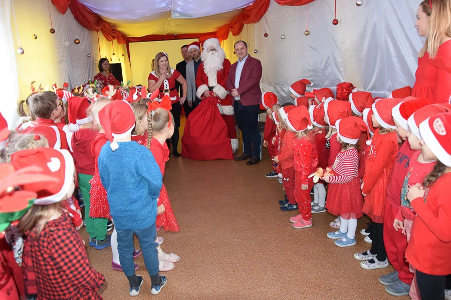 Święty Mikołaj odwiedził przedszkolaki. Przyniósł pełny worek prezentów [FOTO] - Zdjęcie główne