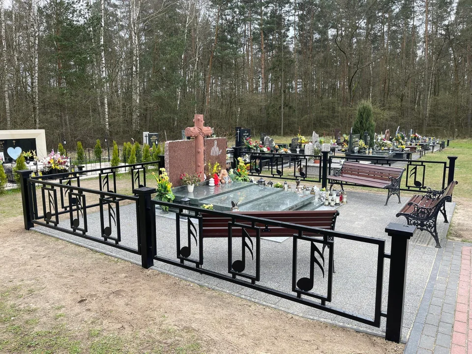 Awantura wokół płotku przy grobie Krzysztofa Krawczyka w Grotnikach. Komu to przeszkadza? [zdjęcia]
