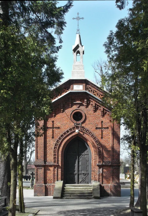 Kaplica św. Adeli na piotrkowskim cmentarzu. Rodzina Burghardt zasłużyła się dla miasta [ZDJĘCIA] - Zdjęcie główne
