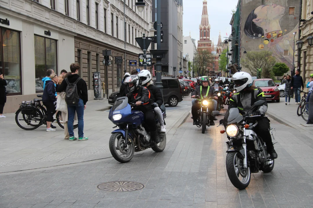 Wielka parada motocyklowa na ulicy Piotrkowskiej w Łodzi