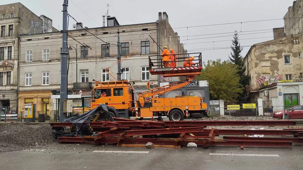 Trwa łączenie nowego torowiska ze starym przy ul.Legionów w Łodzi