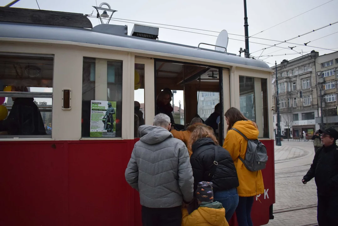 Zabytkowy tramwaj na placu Wolności