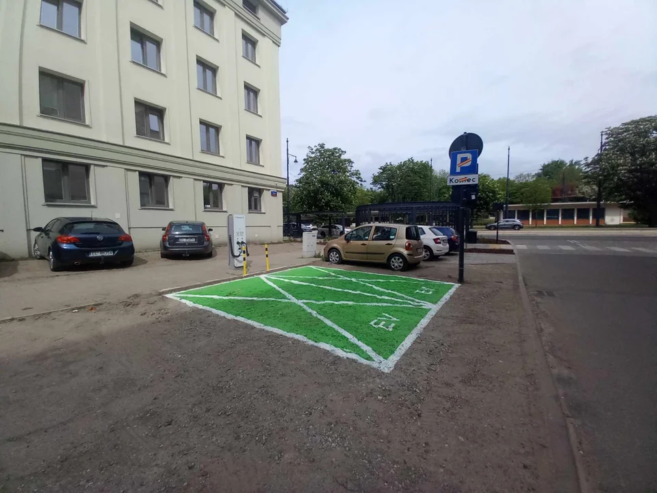 Stacja ładowania elektryków urządzona na zdewastowanym parkingu na ul. Solnej. Kto za to zapłacił?