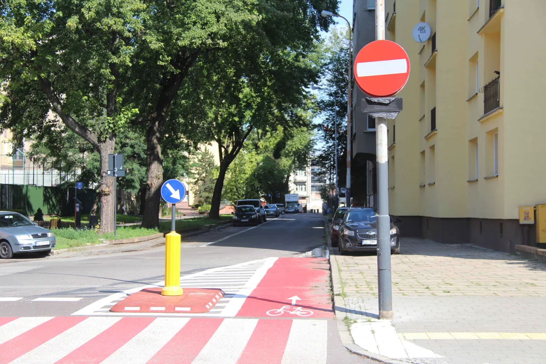 Pułapka na rowerzystów na ul. Jaracza. Można czy nie można skręcić? [ZDJĘCIA] - Zdjęcie główne