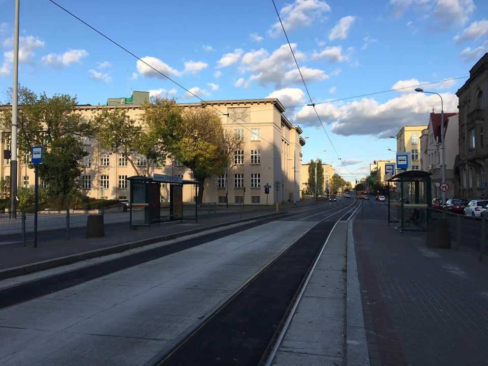 Koniec remontu pasa autobusowo-tramwajowego na pl. Dąbrowskiego w Łodzi