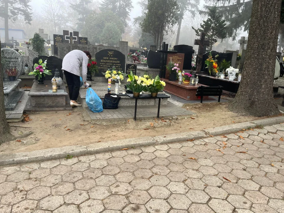 Przygotowania do Wszystkich Świętych w pełni na cmentarzu Rzymskokatolickim p. wezw. św. Franciszka na Chojny