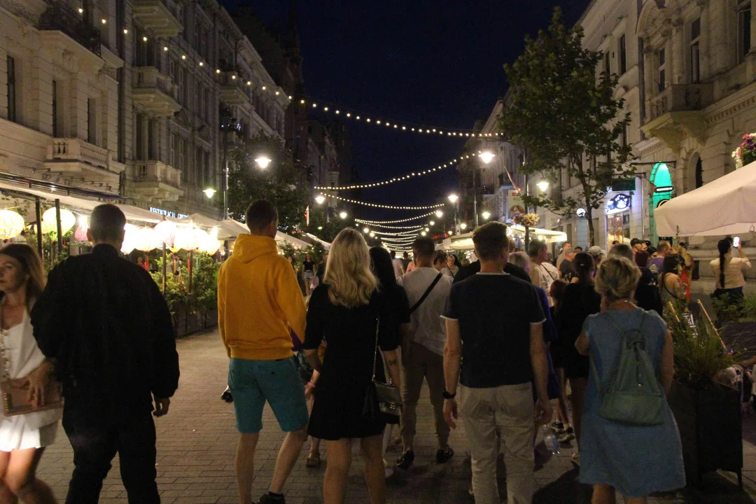 Wieczorowa Piotrkowska robi wrażenie!  Tak odpoczywamy na jednej z najsłynniejszych ulic w Polsce