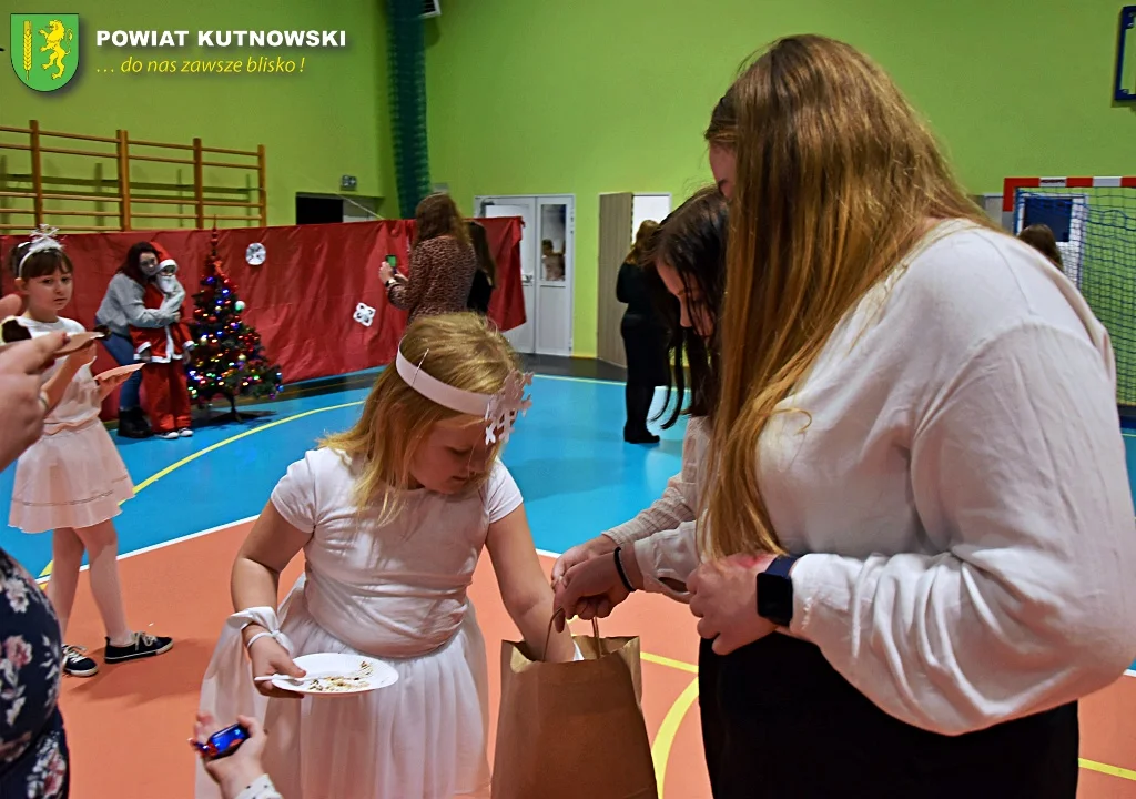 Uczniowie Szkoły Podstawowej w Nowem przygotowali "Opowieść wigilijną"