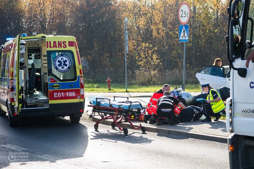 Wypadek na al. Wyszyńskiego. Policyjny motocykl zderzył się z osobówką