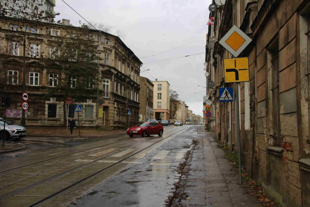 Zmiana organizacji ruchu na ważnym skrzyżowaniu na Bałutach. Znaki już postawiono, od kiedy zaczną obowiązywać? [ZDJĘCIA] - Zdjęcie główne