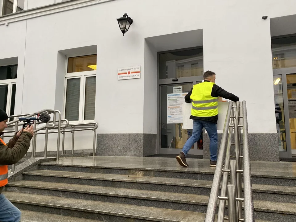 Na znak protestu aleksandrowski radny chciał zamurować wejście do łódzkiego magistratu