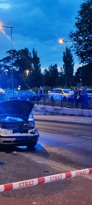 Czołowe zderzenie aut pod wiaduktem na ulicy Niciarnianej w Łodzi