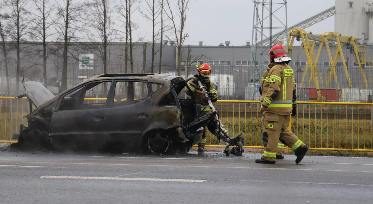 Pożar na drodze krajowej w Kutnie. Z osobówki niewiele zostało [ZDJĘCIA] - Zdjęcie główne