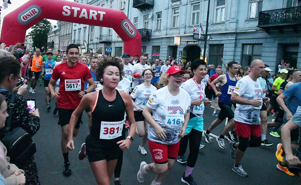 VII Nocny Piotrkowski Półmaraton Wielu Kultur. Ponad 500 wzięło udział w biegu [FOTO] - Zdjęcie główne