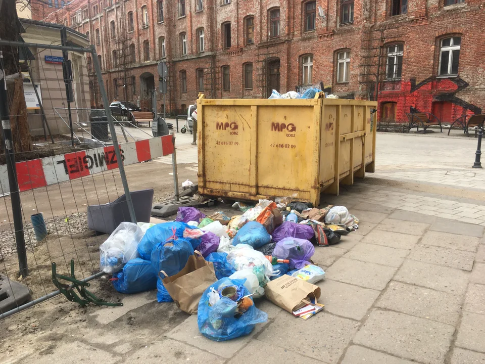 Śmierdzący problem na ulicy Mielczarskiego. Ulica tonie w śmieciach.