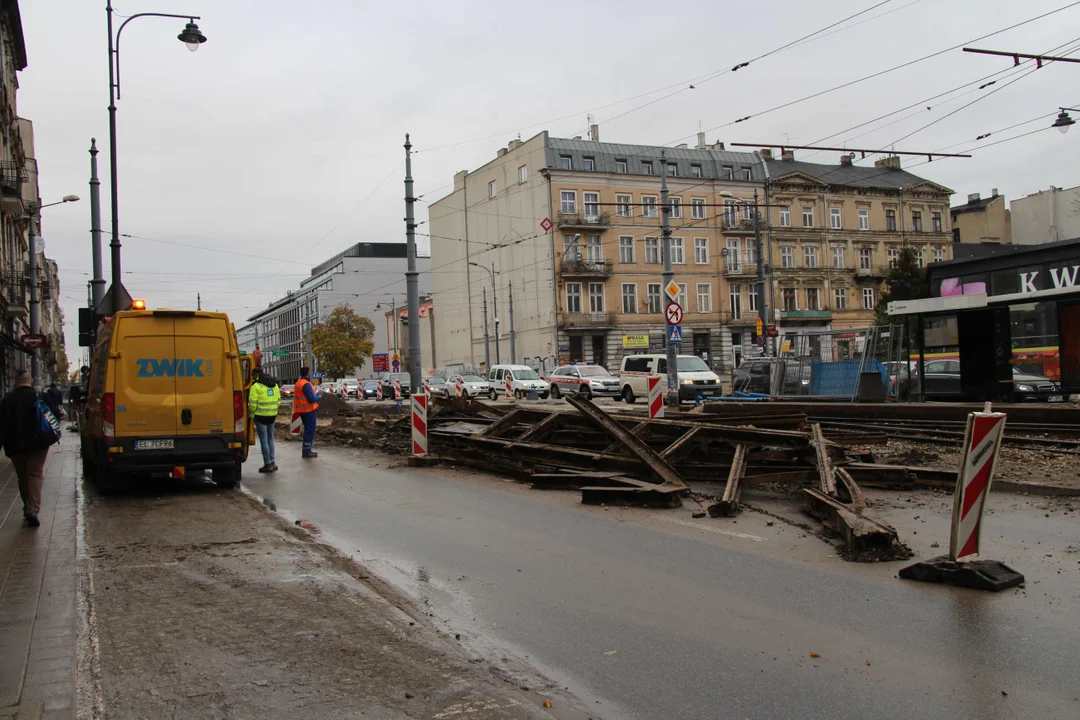 Uszkodzona rura na ul. Legionów w Łodzi