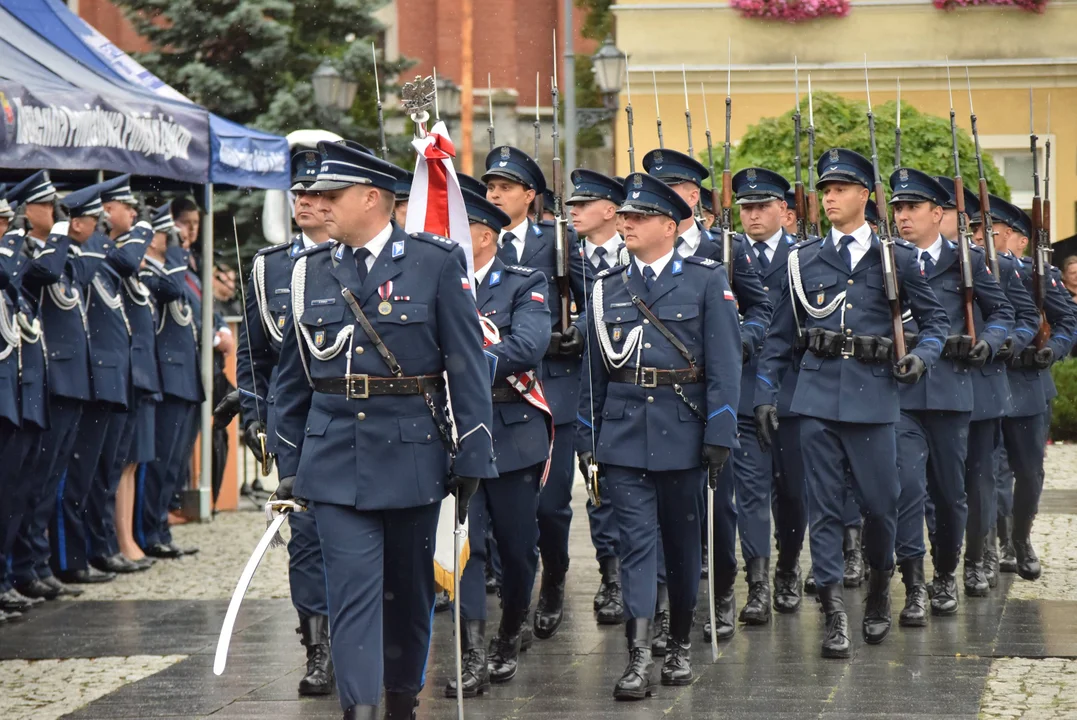 Policjanci świętowali na placu Jana Pawła II w Zgierzu. Przyznano nagrody i awanse [zdjęcia] - Zdjęcie główne